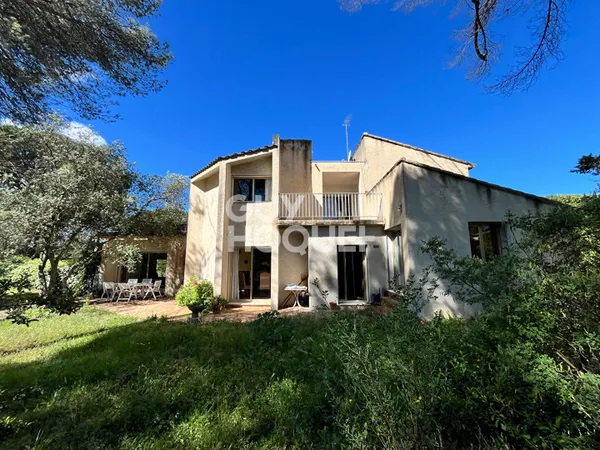 Maison spacieuse à vendre à Langlade avec piscine et double garage