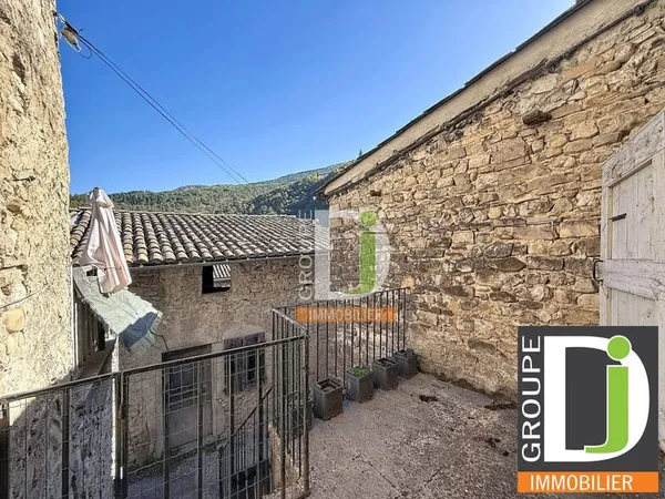 PONTAIX  MAISON Type 4 DE VILLAGE EN PIERRE À RÉNOVER AVEC