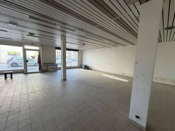 Local commercial 143 m²