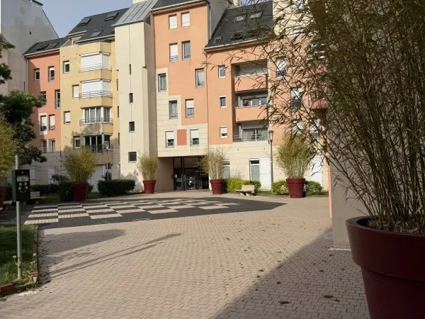 Local commercial 1 pièce 72 m²
