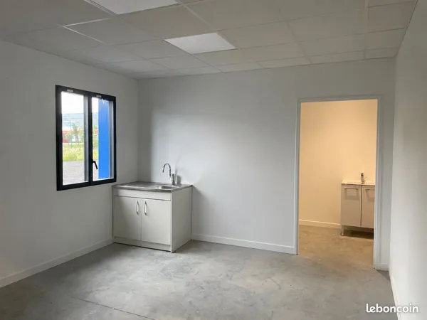Local professionnel / entrepôt de 180 m² avec bureau aménagé