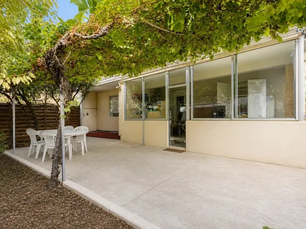 SORGUES - APPARTEMENT DE PLAIN-PIED RÉNOVÉ AVEC JARDIN, VÉRANDA