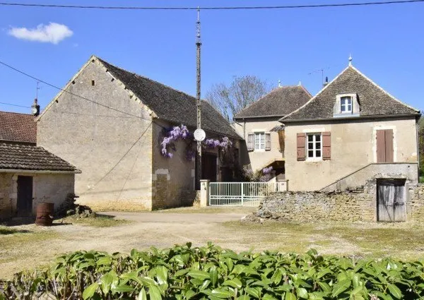 MAISON EN PIERRE AVEC DEPENDANCES