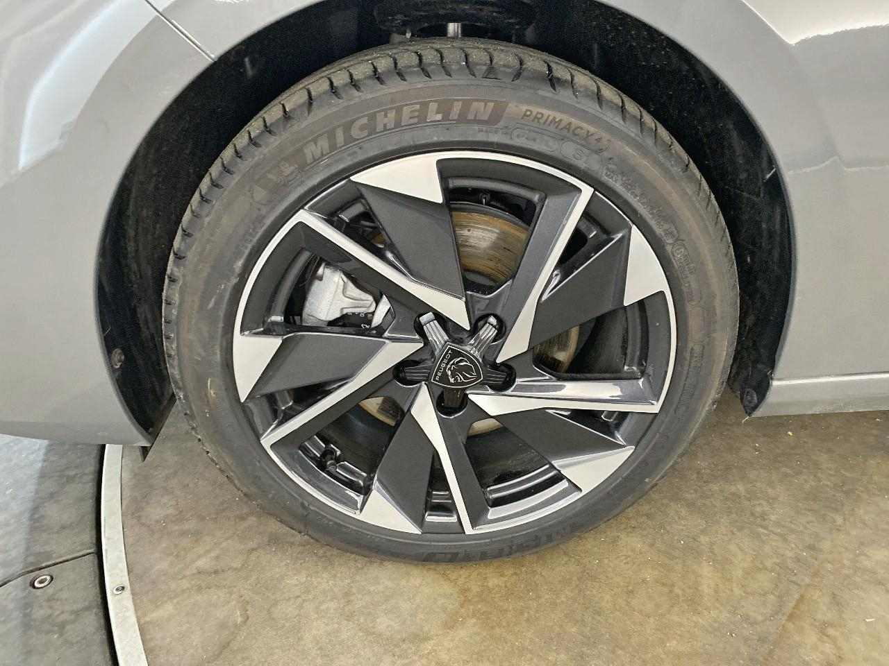 Peugeot 308 hybrid 145 e-dcs6 allure — photo 11