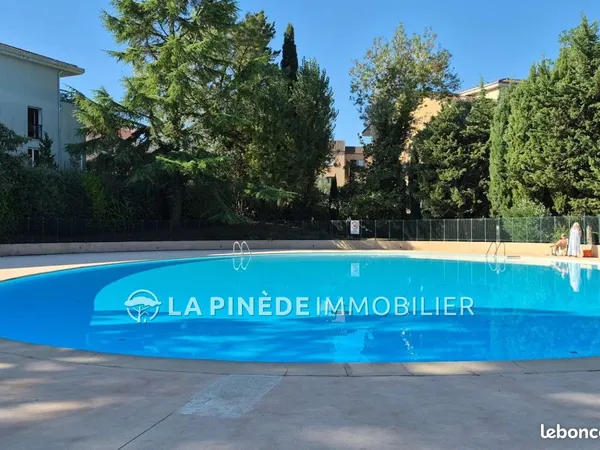 Studio + cave dans résidence avec piscine
