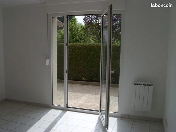 T2 climatisé avec terrasse en rez-de-chaussée proche commerces, services