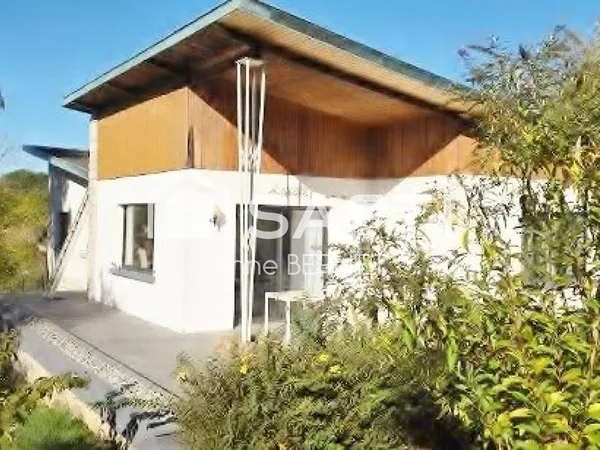 MAISON D'ARCHITECTE A MEZIRE SUR 30 ARES DE TERRAIN