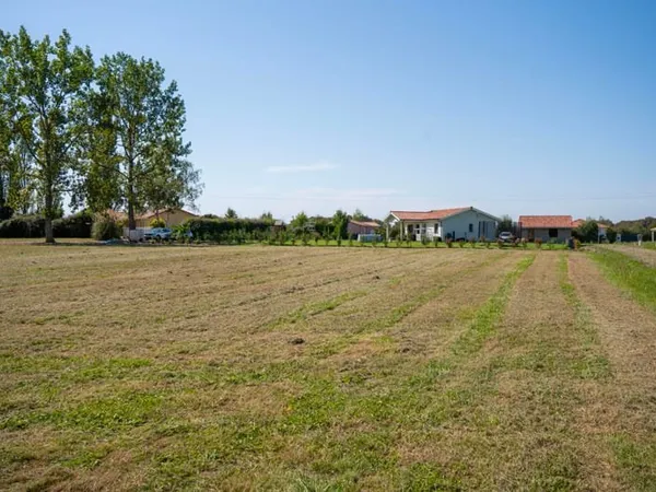 Magnifique maison en forme de U sur un terrain de 2906 m2 dans les Landes.