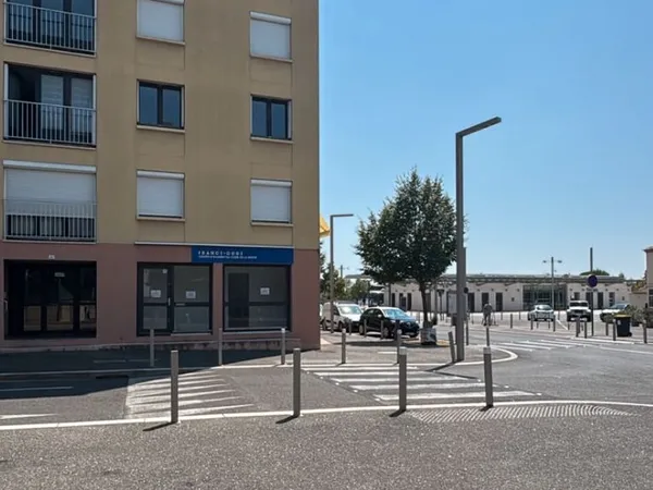 Local professionnel 112 m² — Face à la gare — Carpentras