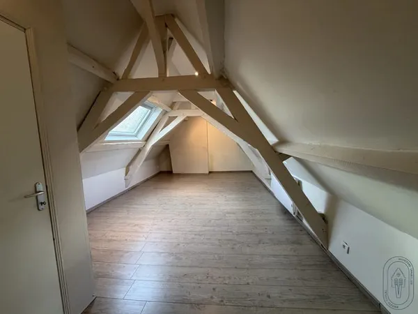 Charmante maison de ville en partie rénovée alliant cachet et