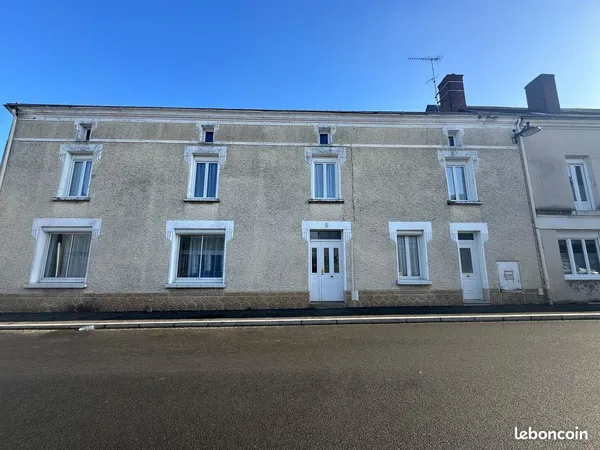 Maison de famille spatieuse, 5 chambres, en centre-ville avec un double garage à Vihiers (Agglomérat