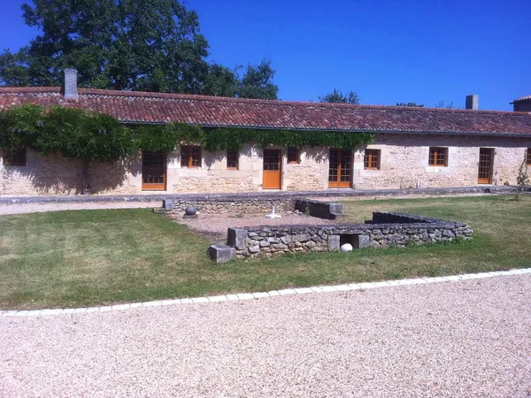 Loue grande maison à la campagne proche de Poitiers - 6 chambres, 900m², Smarves (86)