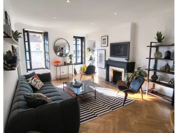 AUCH CENTRE - PLACE DE LA CATHÉDRALE - APPARTEMENT 80 m² + GRENIER AMÉNAGEABLE 14 m² - RÉNOVÉ À NEUF