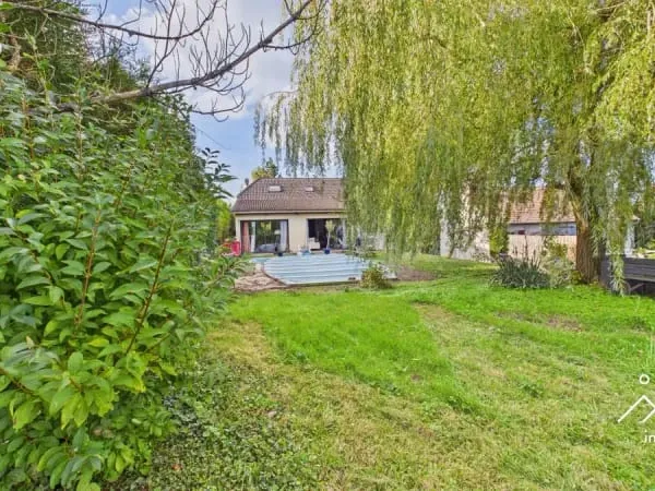 BEY-SUR-SEILLE - Maison 7 pieces avec terrain et piscine