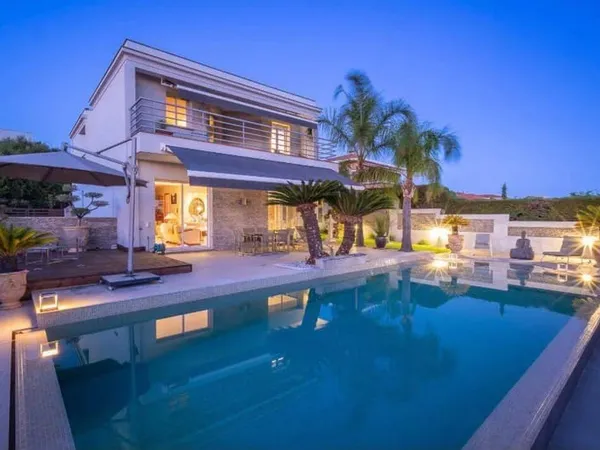 Maison 8 pièces 319 m²