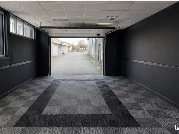 Local 93 m² PESSAC