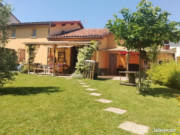 Laissez vous séduire par cette charmante maison individuelle rénovée de 115 M2 habitable située à la