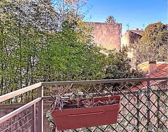 Apparemment 2 chambres près des arènes