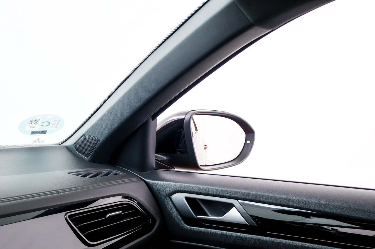 Volkswagen T-Roc — photo 28