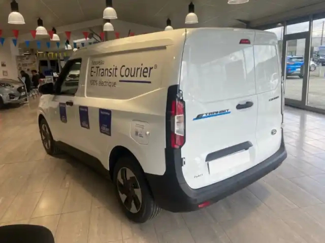 Ford Transit Courier fourgonnette electrique 100 kw 136ch batterie 46 kwh trend — photo 13