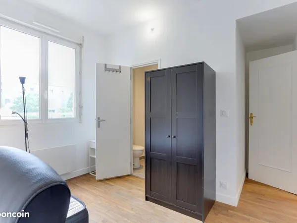 Studio meublé côté jardin autonome dans une maison