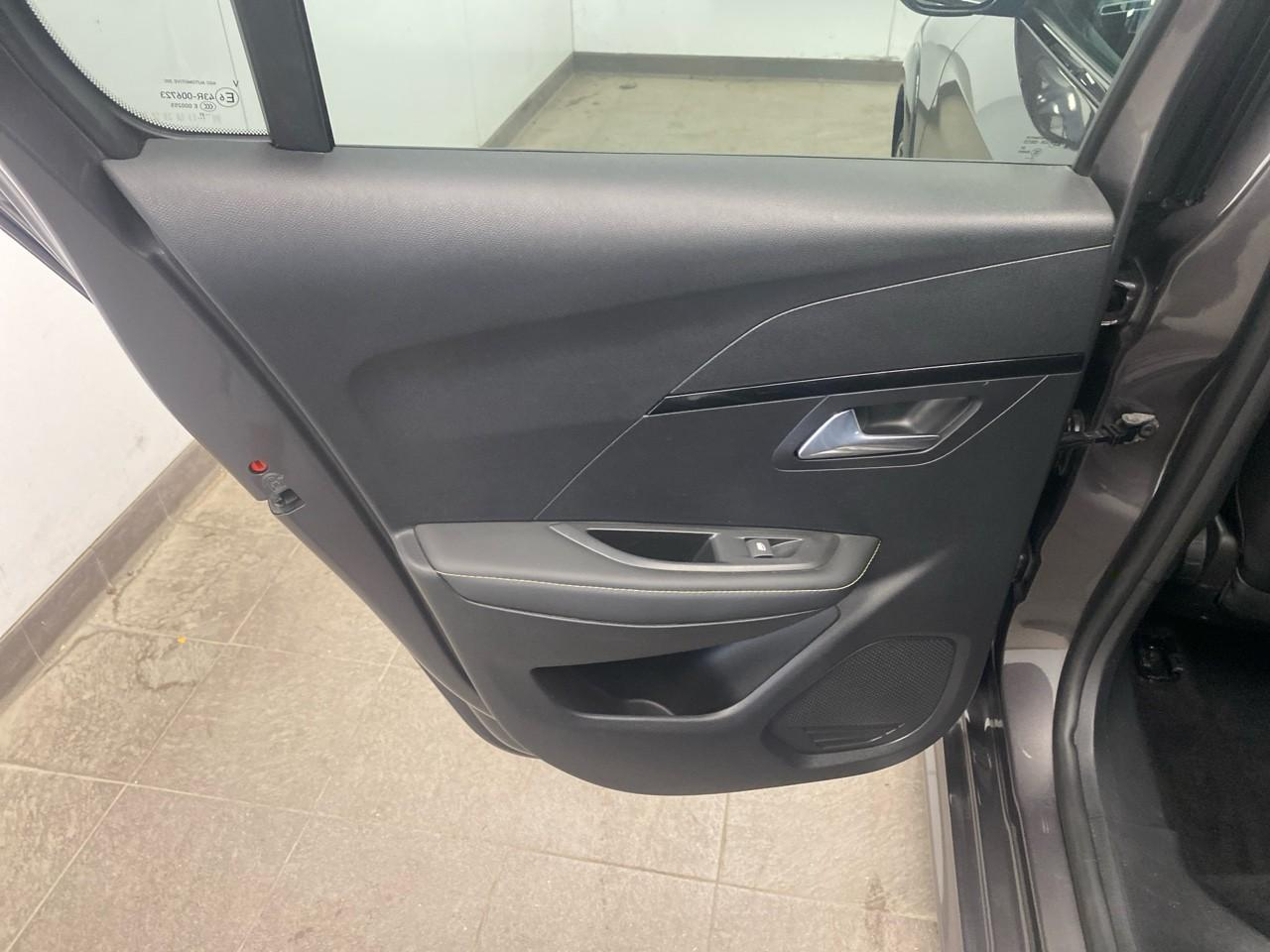 Peugeot 208 puretech 130 s&s eat8 gt — photo 21