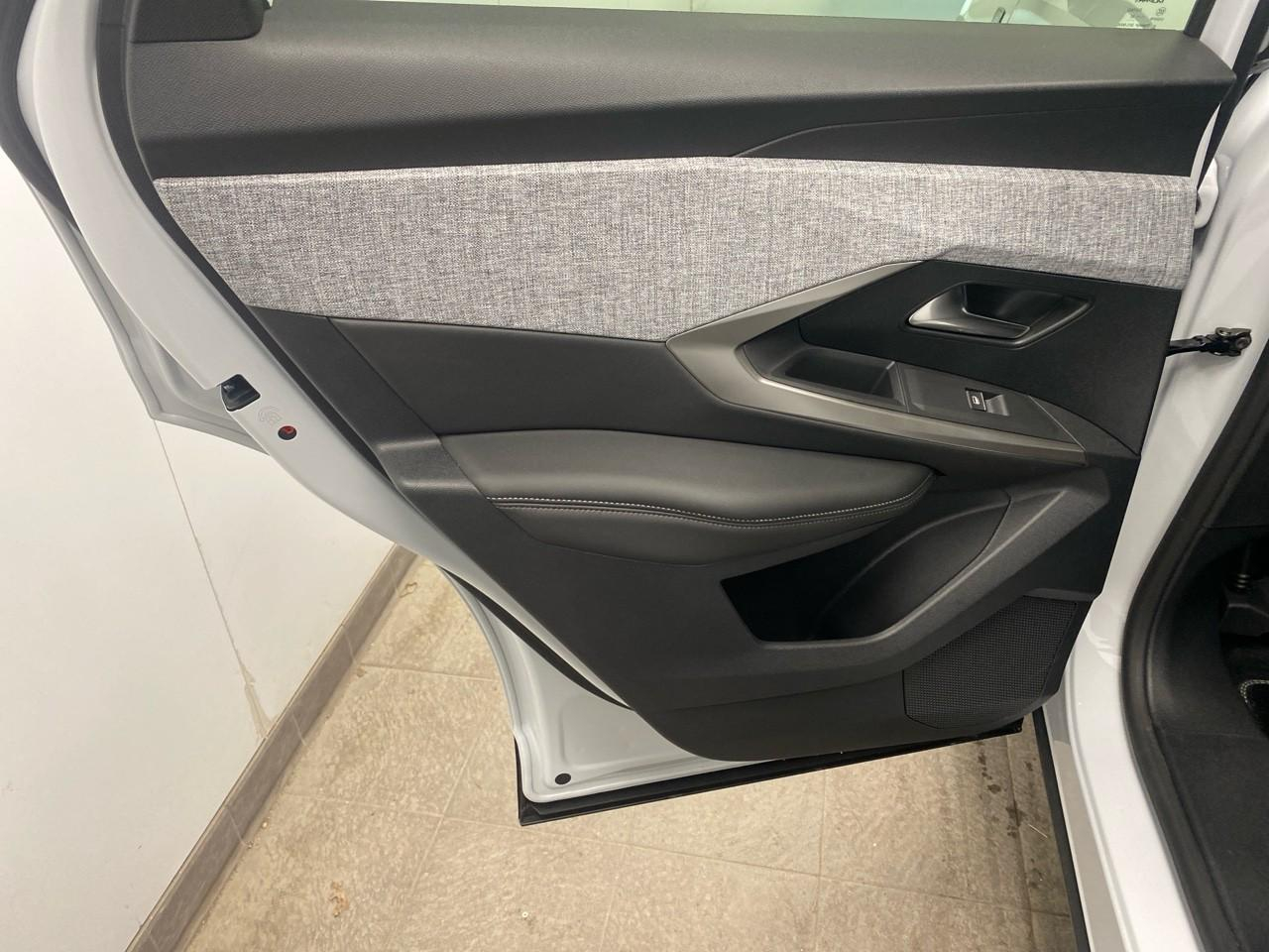 Peugeot 3008 hybrid 145 e-dcs6 gt — photo 21