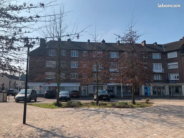 LOUE LOCAL à OISSEL sur seine hyper centre : 75 m², 12 mètres de vitrine