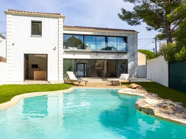 A VENDRE MAISON DE 209m2 AVEC PISCINE - 13012 MARSEILLE