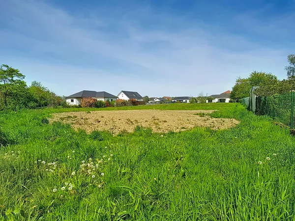 A vendre à ASSAT en limite de MEILLON Terrain constructible viabilisé de 1251 m² au calme et en fond