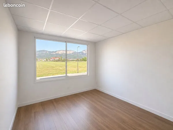 Pièce dans local commercial