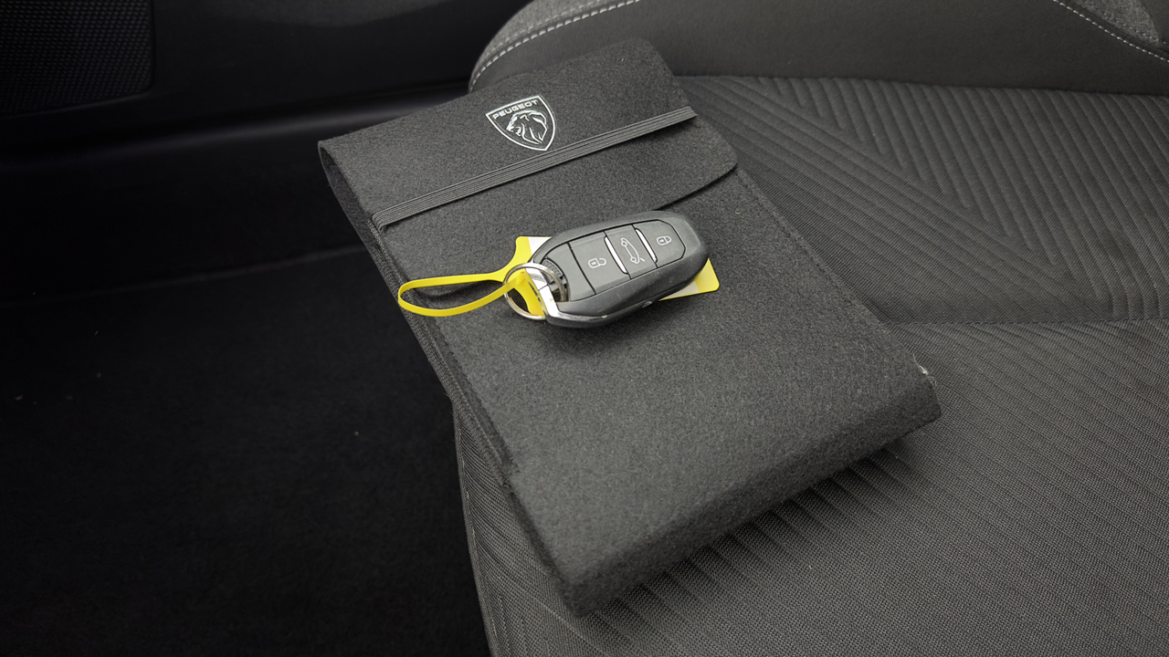 Peugeot 308 SW PHEV 180 e-EAT8 — photo 41