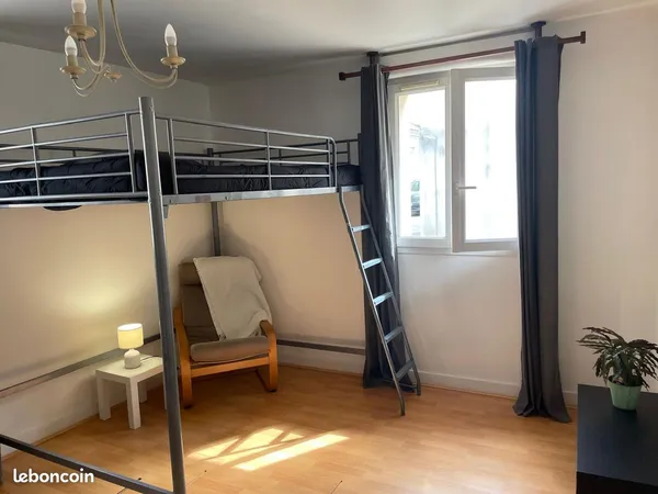 Chambre pour étudiante dans maison familiale
