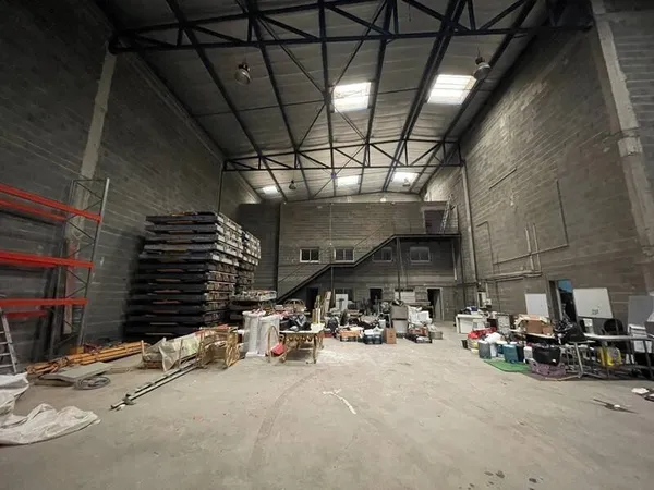 Bâtiment 1216 m²