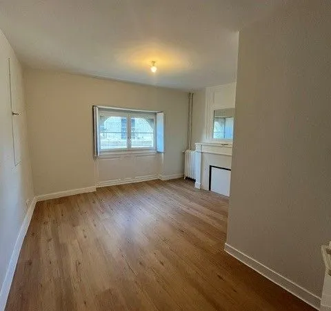 Charmant studio de 15m² situé au 3ème étage du 76 rue de la cathédrale en plein centre-ville de Poit