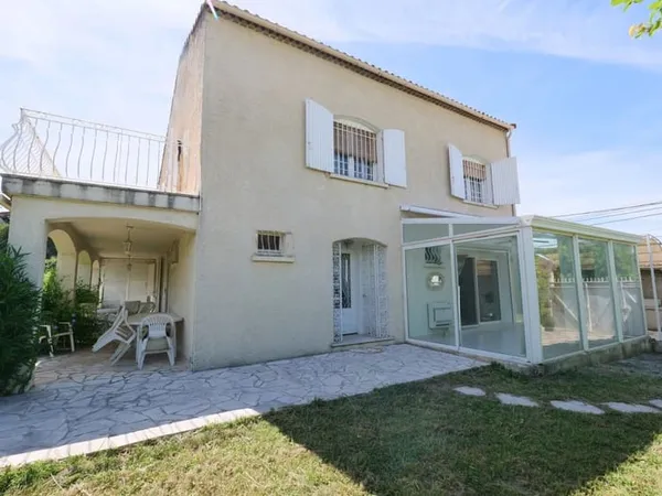 Maison familiale avec double garage et jardin