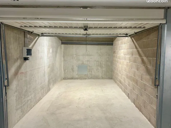 Box de garage fermé dans résidence récente