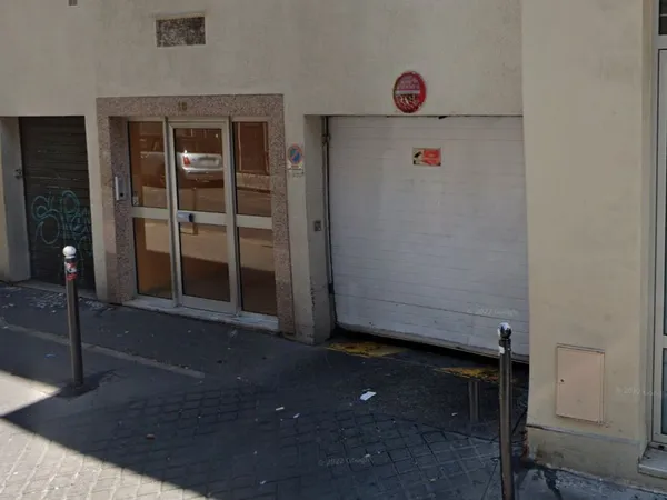 Parking sécurisé dans immeuble résidentiel
