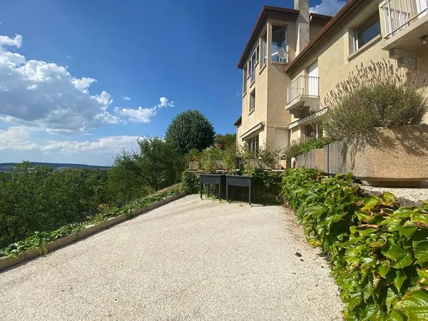 Maison 8 pièces 219 m²