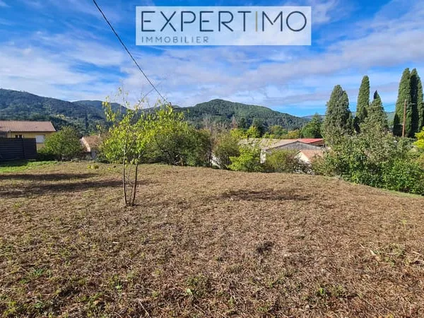 Terrain constructible - 900 m2 - proche du centre village