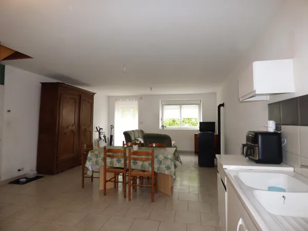 2 logements loués et grange libre de location