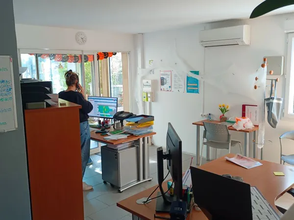 ALOUER LOCAL PROFESSIONNEL / BUREAUX 72 m² AVEC JARDIN, TERRASSE ET PARKINGS Saint-Paul-Trois-Châtea