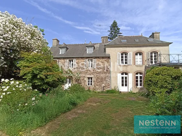 Grande Maison en Pierre d'une surface totale d'environ 240 m², à Saint Hervé sur environ 2100 m² de 