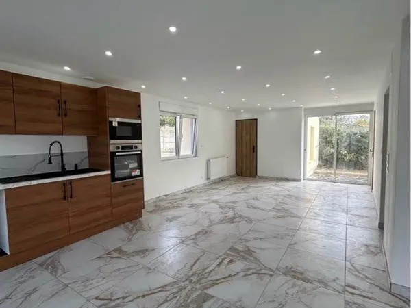 Maison individuelle 142 m2 avec terrain, terrasse, caves et grand garage. La maison se compose. Au s