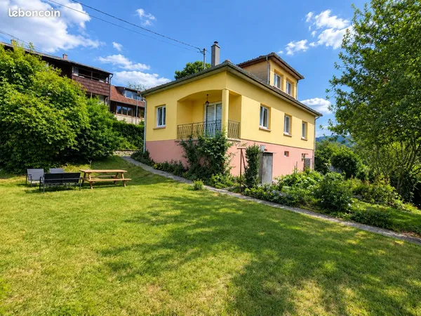 Maison familiale avec grand terrain, garage et sous-sol complet