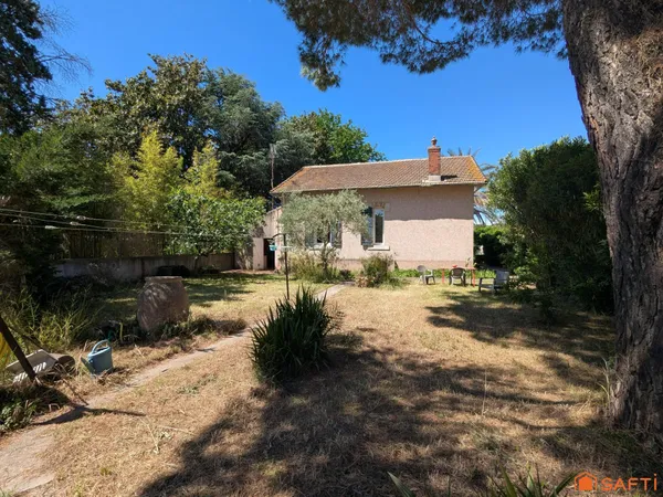 AIGUES-MORTES  Maison de plain-pied proche canal à rénover