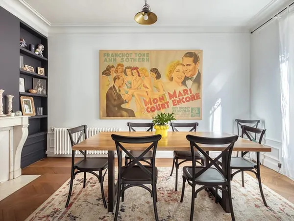 Maison bourgeoise avec terrasse suspendue face à l'église