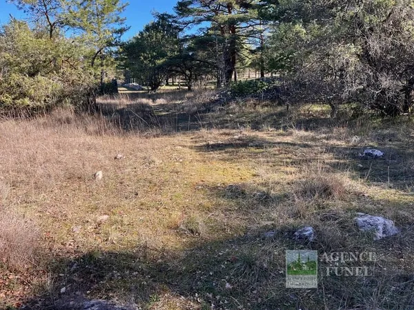 Terrain de Loisirs 2.200 m2 env. Plat, boisé Accès facile