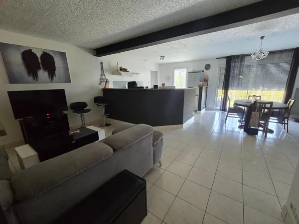 Maison familiale avec piscine, jardin et garage