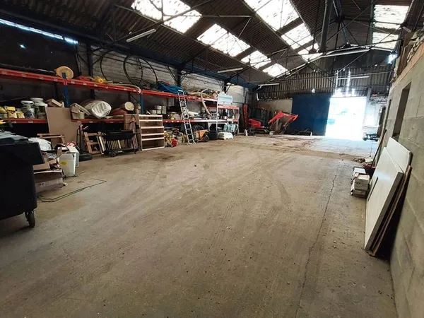 Entrepôt 356 m²